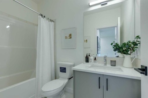 8523 21 Avenue Se, Calgary, AB - Indoor Photo Showing Bathroom