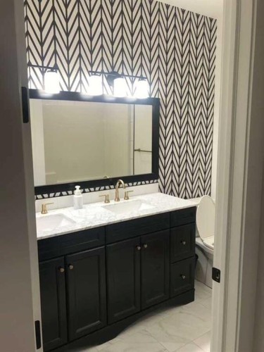 55 N 300 W, Raymond, AB - Indoor Photo Showing Bathroom