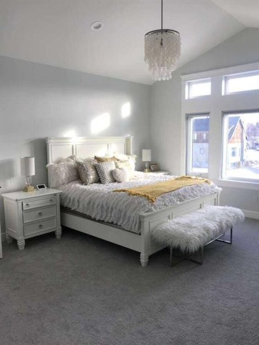 55 N 300 W, Raymond, AB - Indoor Photo Showing Bedroom