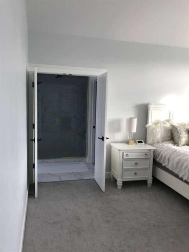 55 N 300 W, Raymond, AB - Indoor Photo Showing Bedroom