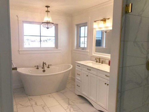 55 N 300 W, Raymond, AB - Indoor Photo Showing Bathroom