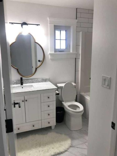 55 N 300 W, Raymond, AB - Indoor Photo Showing Bathroom