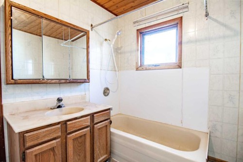 39061 Range Road 220, Rural Stettler No. 6, County Of, AB - Indoor Photo Showing Bathroom