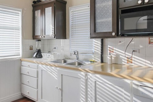 301 Waterloo Street, Veteran, AB - Indoor Photo Showing Kitchen With Double Sink