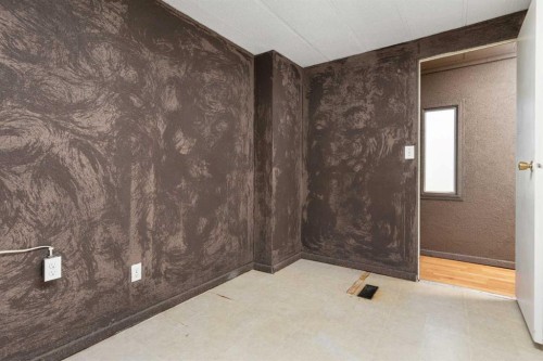 315 & 317 Macrae Street, Bawlf, AB - Indoor Photo Showing Other Room