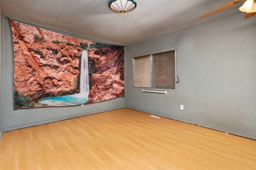 315 & 317 Macrae Street, Bawlf, AB - Indoor Photo Showing Other Room