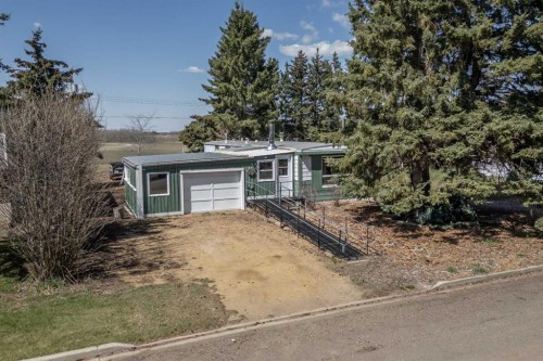 315 & 317 Macrae Street, Bawlf, AB - Outdoor