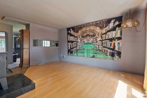 315 & 317 Macrae Street, Bawlf, AB - Indoor Photo Showing Other Room