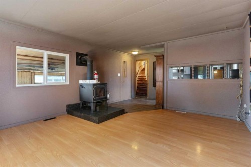 315 & 317 Macrae Street, Bawlf, AB - Indoor Photo Showing Other Room