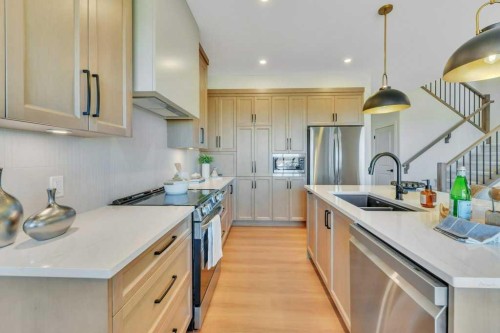 7 Vincent Gate, Sylvan Lake, AB - Indoor Photo Showing Kitchen With Stainless Steel Kitchen With Double Sink With Upgraded Kitchen