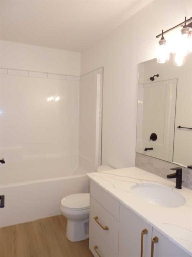 30 Inglis Crescent, Sylvan Lake, AB - Indoor Photo Showing Bathroom
