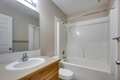 9-2 Hinshaw Drive, Sylvan Lake, AB - Indoor Photo Showing Bathroom