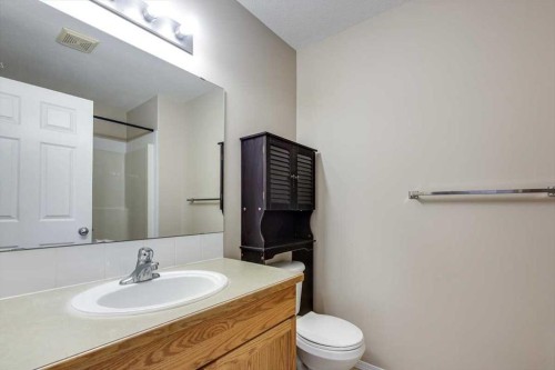 9-2 Hinshaw Drive, Sylvan Lake, AB - Indoor Photo Showing Bathroom