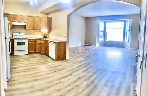 9-2 Hinshaw Drive, Sylvan Lake, AB - Indoor Photo Showing Kitchen