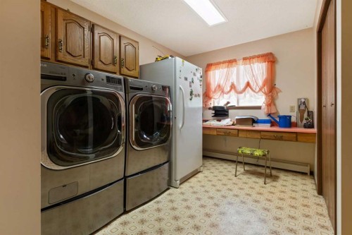 119 3Rd Avenue West, Alliance, AB - Indoor Photo Showing Laundry Room
