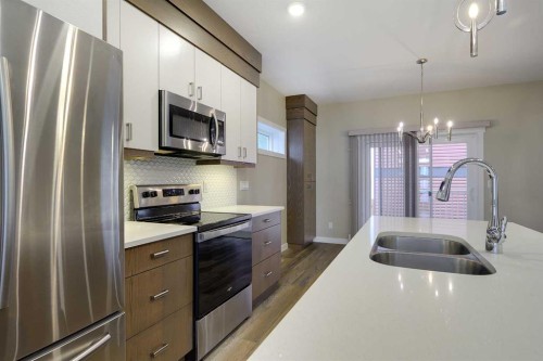 471 Townsend Street, Red Deer, AB - Indoor Photo Showing Kitchen With Double Sink With Upgraded Kitchen