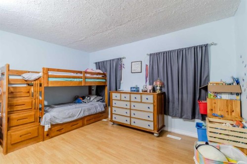 24 Main Street, Ardley, AB - Indoor Photo Showing Bedroom