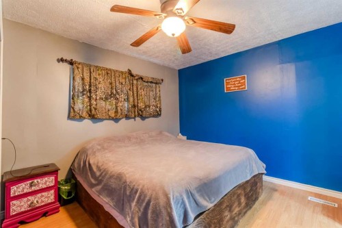 24 Main Street, Ardley, AB - Indoor Photo Showing Bedroom