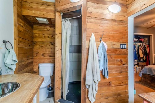 24 Main Street, Ardley, AB - Indoor Photo Showing Bathroom