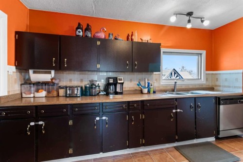 24 Main Street, Ardley, AB - Indoor Photo Showing Kitchen With Double Sink