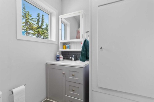 24 Main Street, Ardley, AB - Indoor