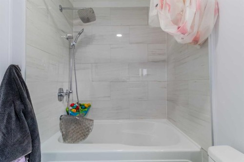 24 Main Street, Ardley, AB - Indoor Photo Showing Bathroom