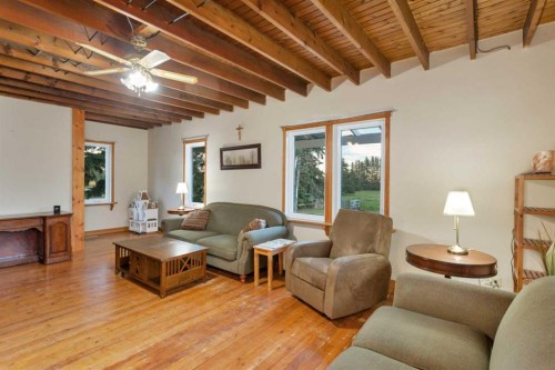 32328 Range Road 42, Rural Mountain View County, AB - Indoor Photo Showing Living Room
