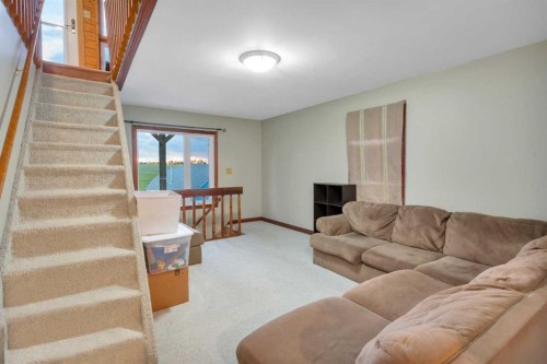 32328 Range Road 42, Rural Mountain View County, AB - Indoor Photo Showing Living Room