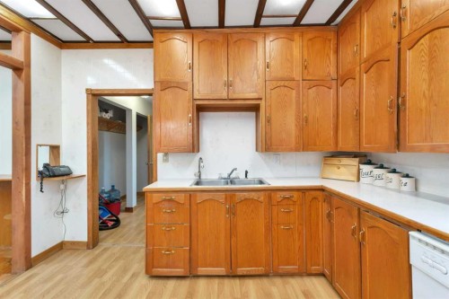 32328 Range Road 42, Rural Mountain View County, AB - Indoor Photo Showing Kitchen With Double Sink