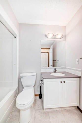 16E-32 Daines Avenue, Red Deer, AB - Indoor Photo Showing Bathroom