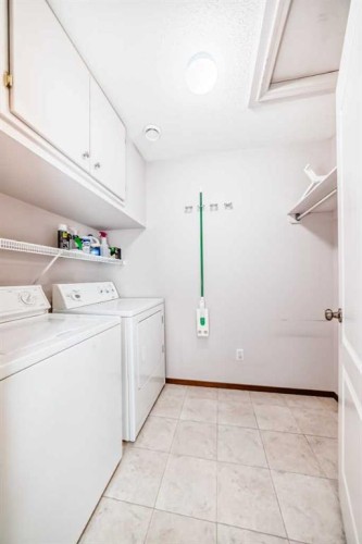 16E-32 Daines Avenue, Red Deer, AB - Indoor Photo Showing Laundry Room
