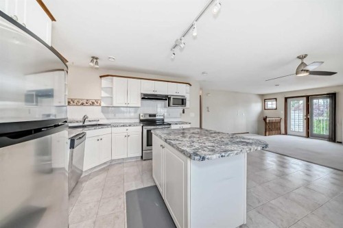16E-32 Daines Avenue, Red Deer, AB - Indoor Photo Showing Kitchen With Upgraded Kitchen