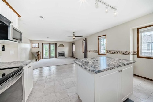 16E-32 Daines Avenue, Red Deer, AB - Indoor Photo Showing Kitchen