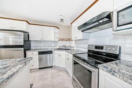 16E-32 Daines Avenue, Red Deer, AB - Indoor Photo Showing Kitchen