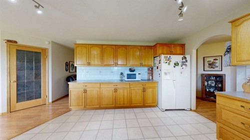 18320 Twp 39-0, Botha, AB - Indoor Photo Showing Kitchen