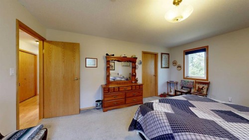 18320 Twp 39-0, Botha, AB - Indoor Photo Showing Bedroom