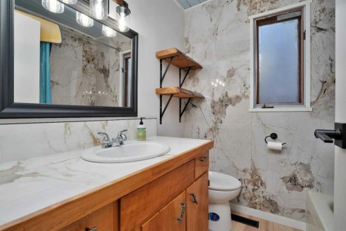 57 Grand Avenue, Norglenwold, AB - Indoor Photo Showing Bathroom