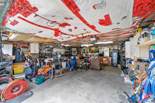 4903 53 Street, Innisfree, AB - Indoor Photo Showing Garage