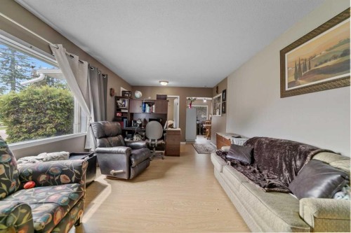 4903 53 Street, Innisfree, AB - Indoor Photo Showing Living Room