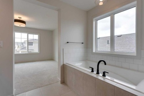 21 Bayview Mews Sw, Airdrie, AB - Indoor Photo Showing Bathroom