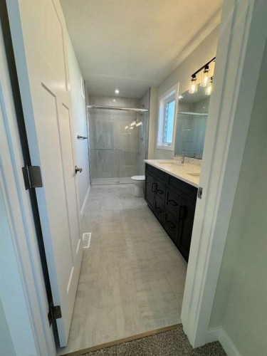 49 Emmett Crescent, Red Deer, AB - Indoor Photo Showing Bathroom