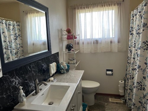 4912 49 Street, Hardisty, AB - Indoor Photo Showing Bathroom