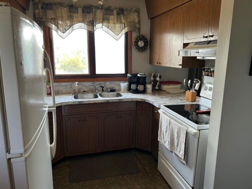 4912 49 Street, Hardisty, AB - Indoor Photo Showing Kitchen With Double Sink