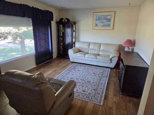 4421 44 Street, Castor, AB - Indoor Photo Showing Living Room