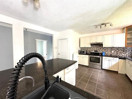 400 Strom Street, Heisler, AB - Indoor Photo Showing Kitchen With Upgraded Kitchen
