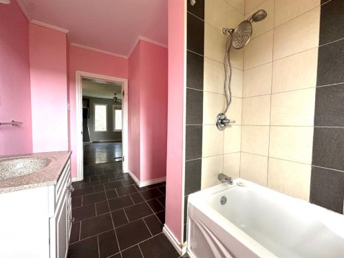 400 Strom Street, Heisler, AB - Indoor Photo Showing Bathroom