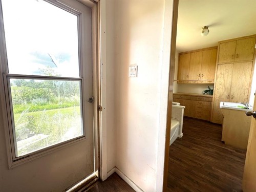 400 Strom Street, Heisler, AB - Indoor Photo Showing Other Room