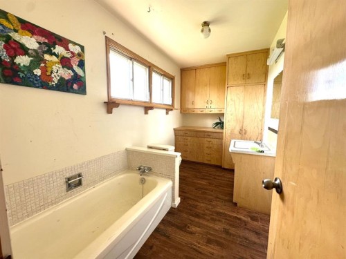 400 Strom Street, Heisler, AB - Indoor Photo Showing Bathroom