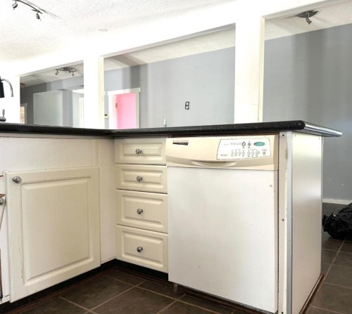 400 Strom Street, Heisler, AB - Indoor