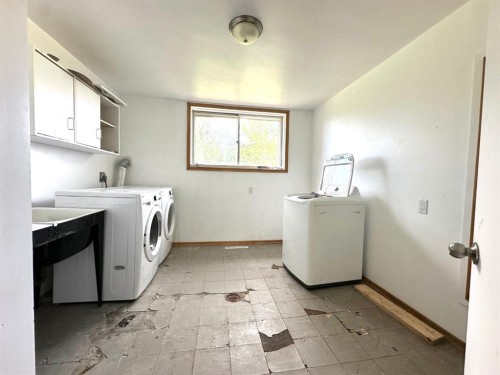 400 Strom Street, Heisler, AB - Indoor Photo Showing Laundry Room
